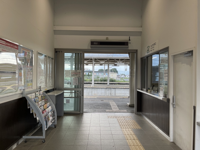鉄道乗車記録の写真:駅舎・駅施設、様子(4)        「みどりの窓口。有人改札と完全に一体化している珍しいタイプの窓口。他では仙石線の矢本がこの形式にあたる。」