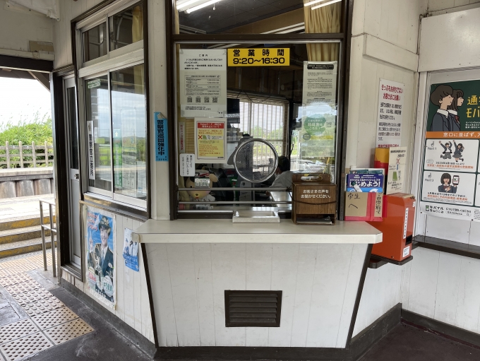 鉄道乗車記録の写真:駅舎・駅施設、様子(3)        「利用者は極めて少ないが、これでも立派な有人駅(POS端末設置駅)である。当駅ではいつでも昭和の光景を目の当たりにすることができる。」