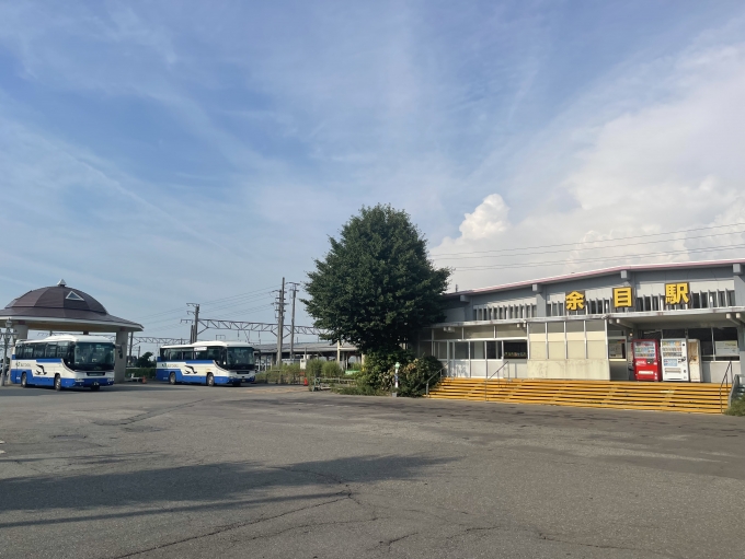 鉄道乗車記録の写真:駅舎・駅施設、様子(2)        「駅舎左に陸羽西線用の代行バスが鎮座するミニバスターミナルがある。」