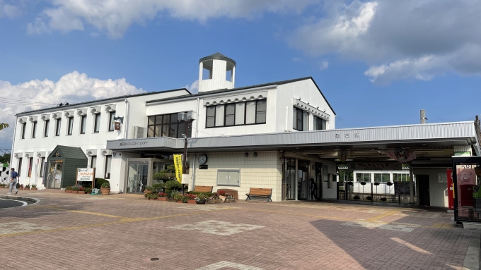 鉄道乗車記録の写真:駅舎・駅施設、様子(1)        「鏡石町コミュニティセンター併設の大きな駅舎。」