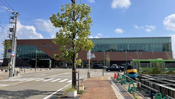 鉄道乗車記録の写真:駅舎・駅施設、様子(1)        「小矢部市民図書館併設の巨大な駅舎。」
