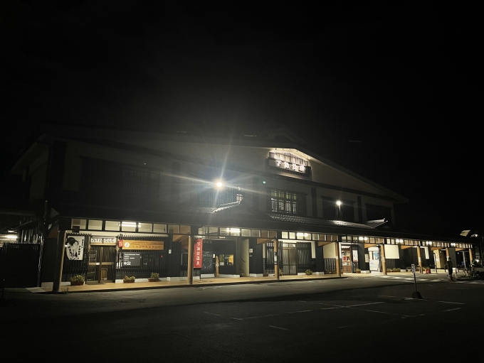 鉄道乗車記録の写真:駅舎・駅施設、様子(1)        「深夜の下諏訪駅舎。」