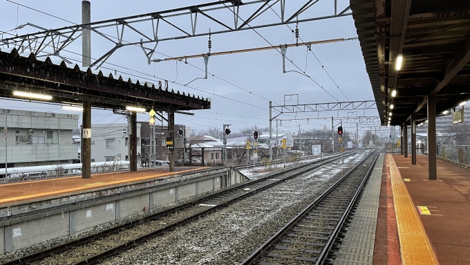 鉄道乗車記録の写真:駅舎・駅施設、様子(2)        「雪が薄らと積もる天童の構内。昨夜よりも降雪は強まっていた。」