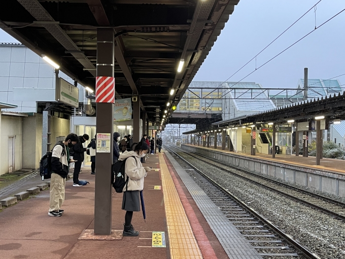 鉄道乗車記録の写真:駅舎・駅施設、様子(3)        「早朝のラッシュ時間帯を迎えた天童。」