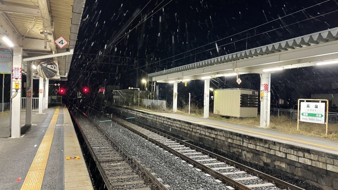 鉄道乗車記録の写真:駅舎・駅施設、様子(4)        「雪の舞う高畠駅構内の様子。」