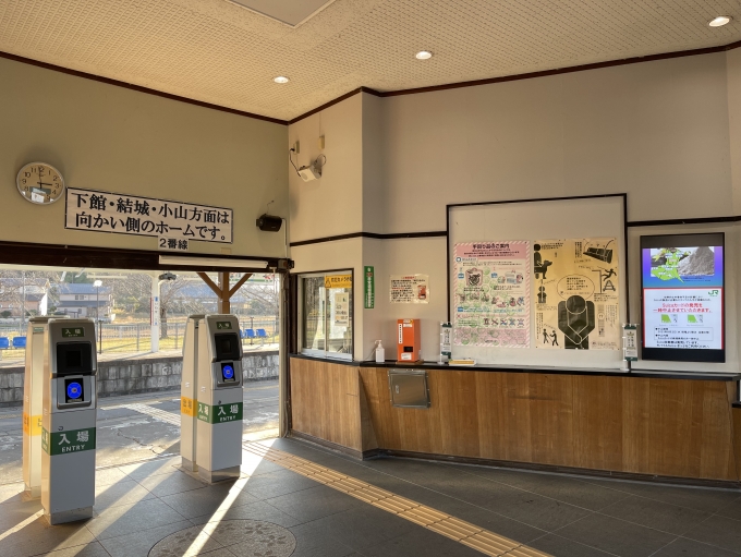 鉄道乗車記録の写真:駅舎・駅施設、様子(3)        「駅舎内の様子。簡易改札機が2機設置された少し特殊な構造。」
