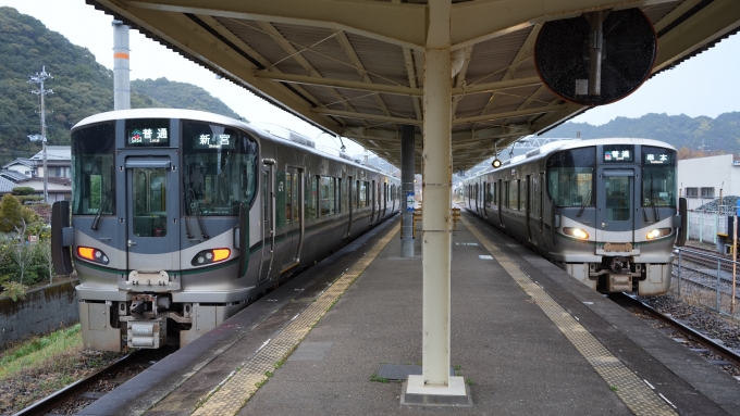 鉄道乗車記録の写真:乗車した列車(外観)(4)        「古座にて行き違いをした後、乗車した列車は串本へと向かっていった。」