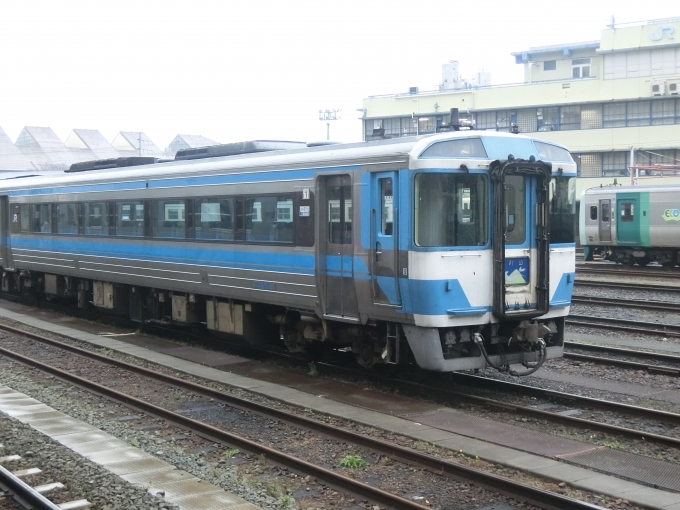 鉄道乗車記録の写真:列車・車両の様子(未乗車)(2)        「徳島で休んでいるキハ185系を見かけ、以前何度か乗ったことがある車両だけに、旧友に会った感じがして非常に懐かしかったです。」