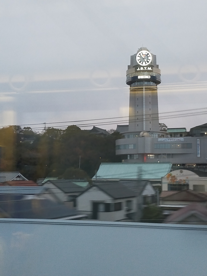 鉄道乗車記録の写真:車窓・風景(1)          「新快速車内より夕暮れの明石市立天文科学館を眺める」