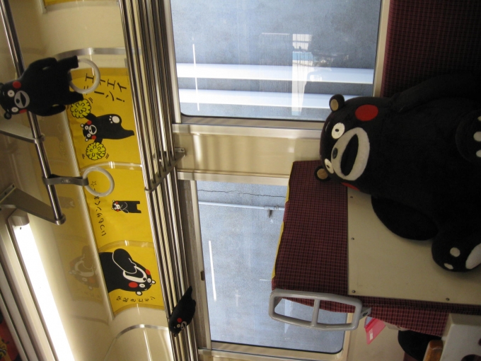 鉄道乗車記録の写真:車内設備、様子(2)     「荷物棚に　くまモン　の　ぬいぐるみが　張り付いています」
