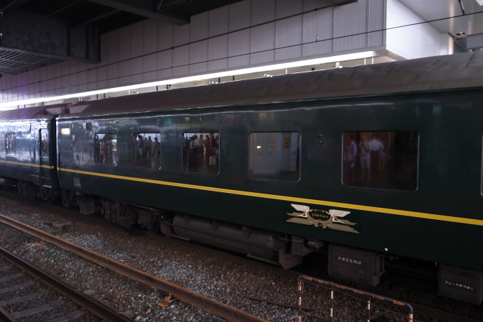 鉄道乗車記録の写真:乗車した列車(外観)(6)        「終点の大阪には所定１２時５３分着のところ、１５時４０分に到着。乗車時間２５時間３５分。」
