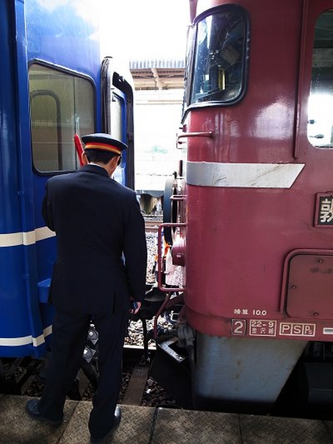 鉄道乗車記録の写真:乗車した列車(外観)(8)        「敦賀では機関車交換。昨日からお世話になったEF81-101とは、ここでお別れ。」