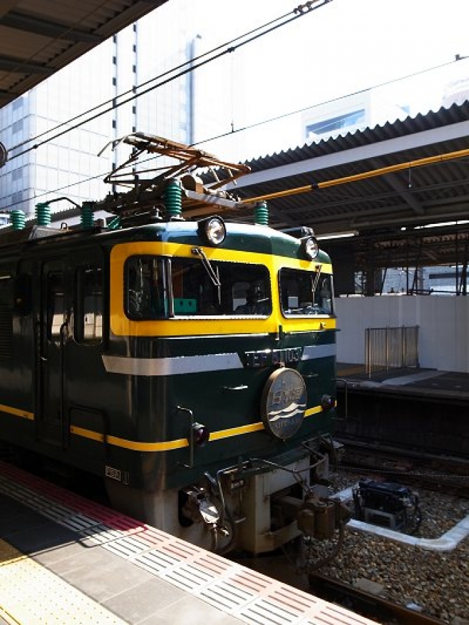 鉄道乗車記録の写真:乗車した列車(外観)(11)        「大阪駅に定時到着。」