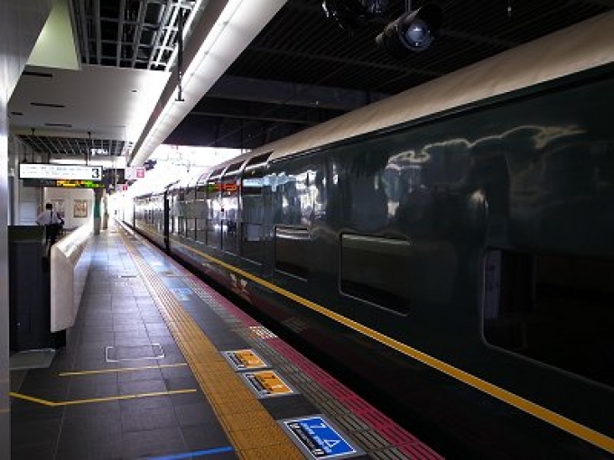 鉄道乗車記録の写真:乗車した列車(外観)(12)        「定時に大阪到着」