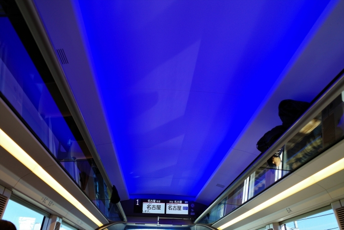 鉄道乗車記録の写真:車内設備、様子(4)     「名古屋に到着すると、天井が青色ライトで照らされます。」