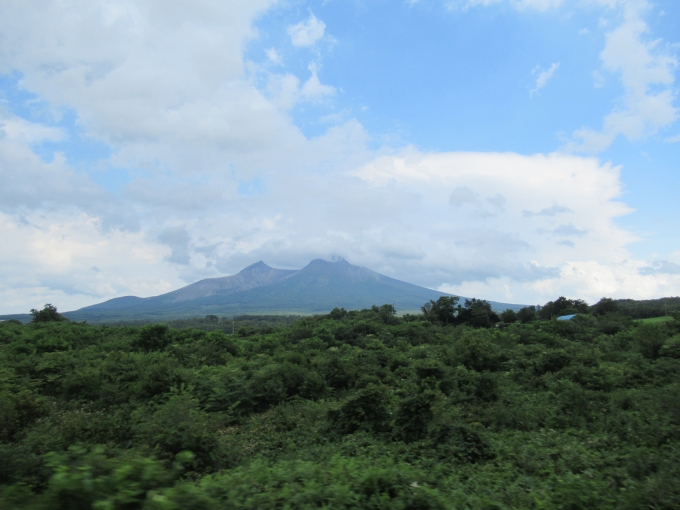 鉄道乗車記録の写真:車窓・風景(6)        「やや雲がかかっていたがきれいに見えた駒ヶ岳」