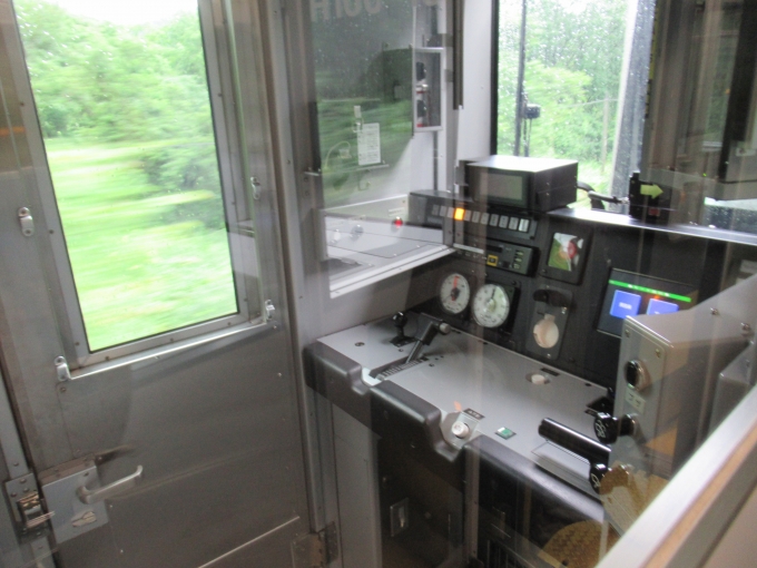 鉄道乗車記録の写真:車内設備、様子(7)        「H100運転台、新しくシンプル」