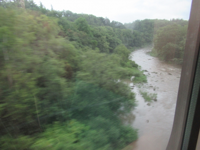 鉄道乗車記録の写真:車窓・風景(9)        「尻別川、大雨であれている」