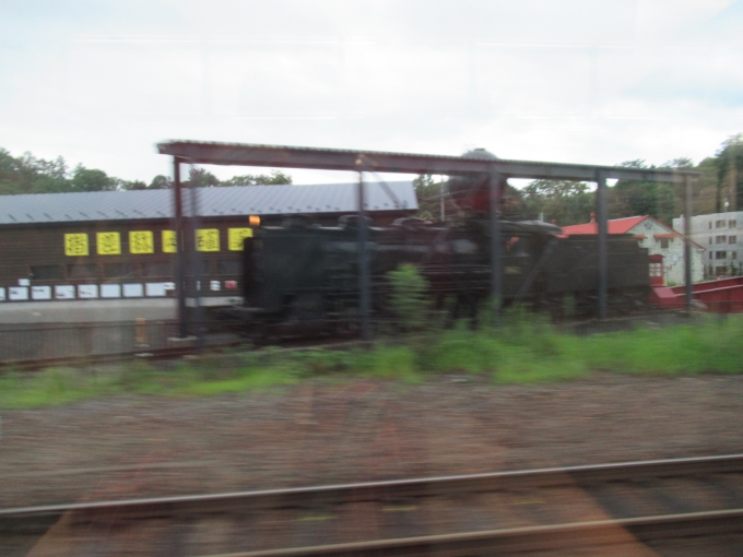 鉄道乗車記録の写真:列車・車両の様子(未乗車)(10)        「ニセコ駅手前にあったSL。裏に給水塔らしきものが」