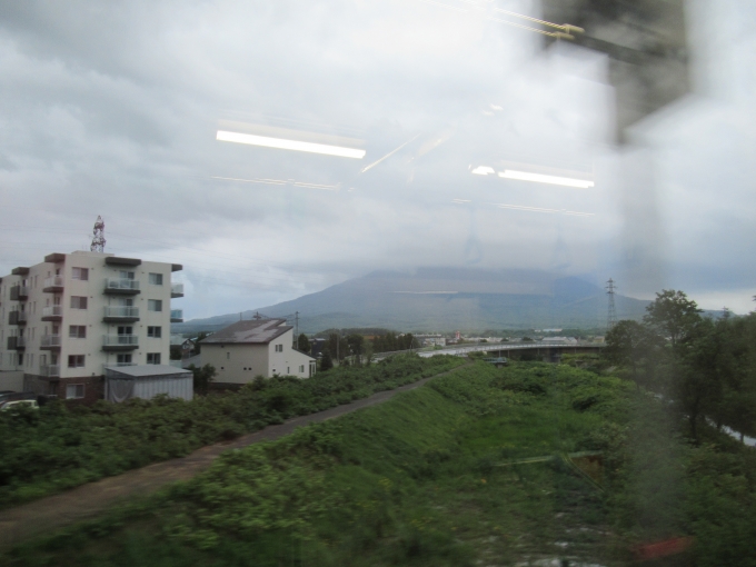 鉄道乗車記録の写真:車窓・風景(15)        「羊蹄山。天候が悪く山頂付近に厚い雲がかかっていた。」