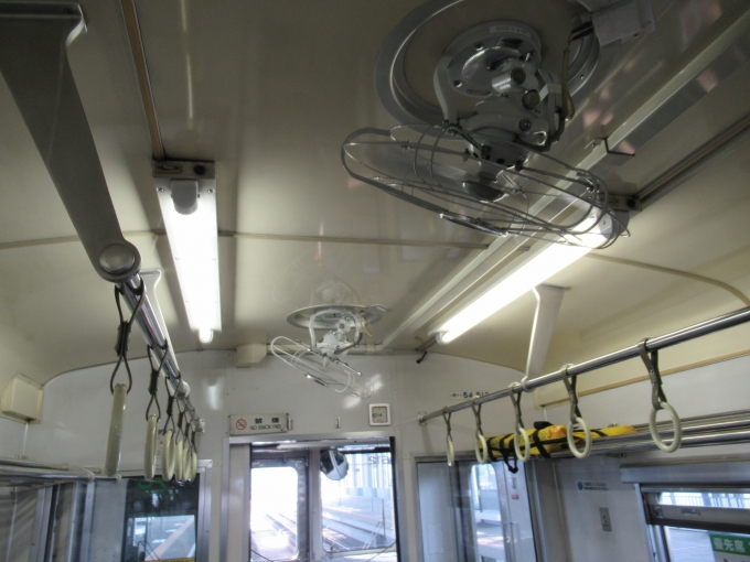 鉄道乗車記録の写真:車内設備、様子(7)        「エアコンはなし。扇風機も回っていない。」
