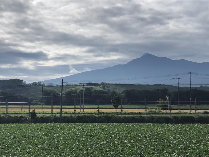 鉄道乗車記録の写真:車窓・風景(15)        「遠くに斜里岳が見えた。」