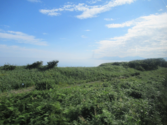 鉄道乗車記録の写真:車窓・風景(12)        「オホーツク海と遠くに知床半島」