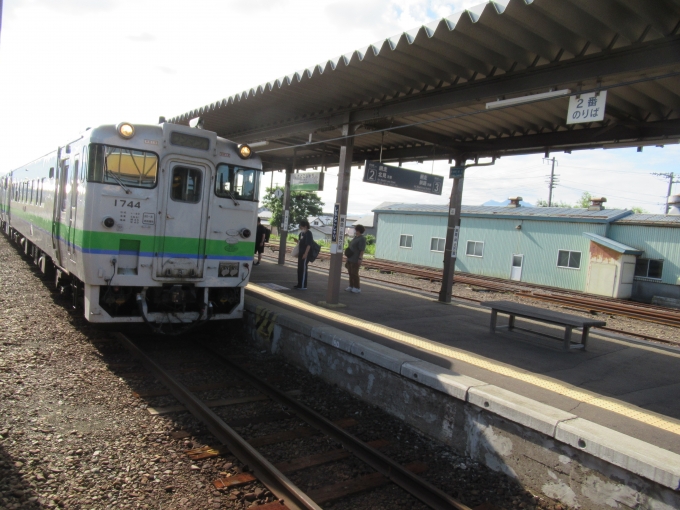 鉄道乗車記録の写真:列車・車両の様子(未乗車)(14)        「すれ違う緑発→北見行きのキハ40」