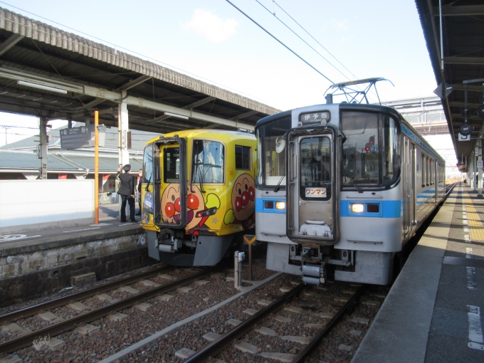 鉄道乗車記録の写真:乗車した列車(外観)(4)        「黄色いアンパンマン号と」
