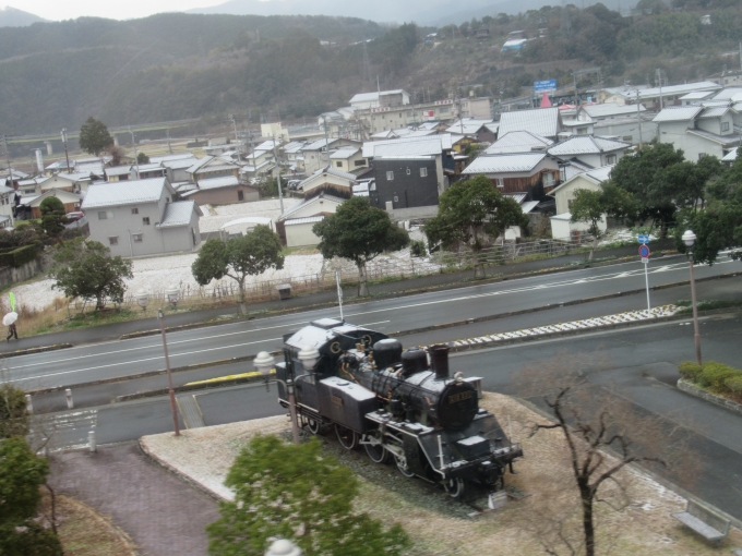 鉄道乗車記録の写真:車窓・風景(8)        「駅前に保存されているC12形蒸気機関車」