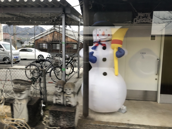 鉄道乗車記録の写真:駅舎・駅施設、様子(4)        「お地蔵さんのような駅員と雪だるま人形。少し前までは夜に電飾で彩られていた跡があり」