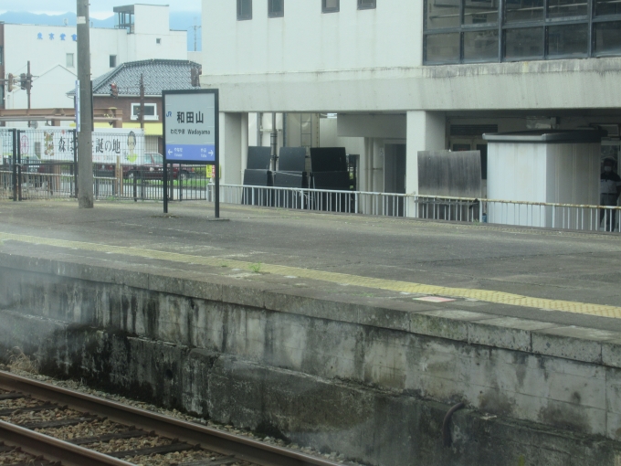 鉄道乗車記録の写真:駅舎・駅施設、様子(5)        「和田山駅周辺では鉄道写真を撮る人が数人いた。」