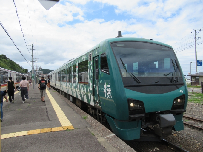 鉄道乗車記録の写真:列車・車両の様子(未乗車)(19)        「リゾートしらかみ1号とすれ違い」