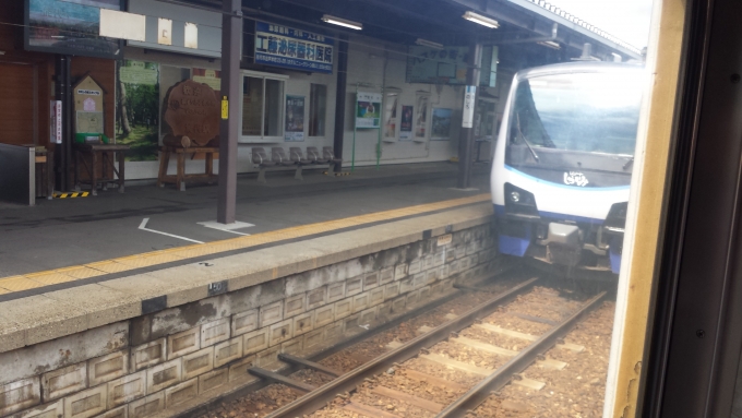 鉄道乗車記録の写真:列車・車両の様子(未乗車)(23)        「能代駅ですれ違う、しらかみ5号」