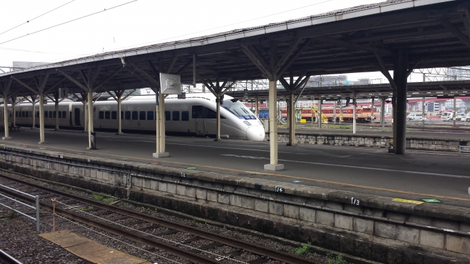 鉄道乗車記録の写真:駅舎・駅施設、様子(5)        「長崎地上駅、奥には急行形車両？」