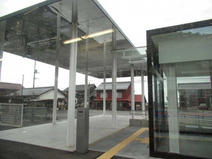 鉄道乗車記録の写真:駅舎・駅施設、様子(3)        「ガラス張りの駅舎」
