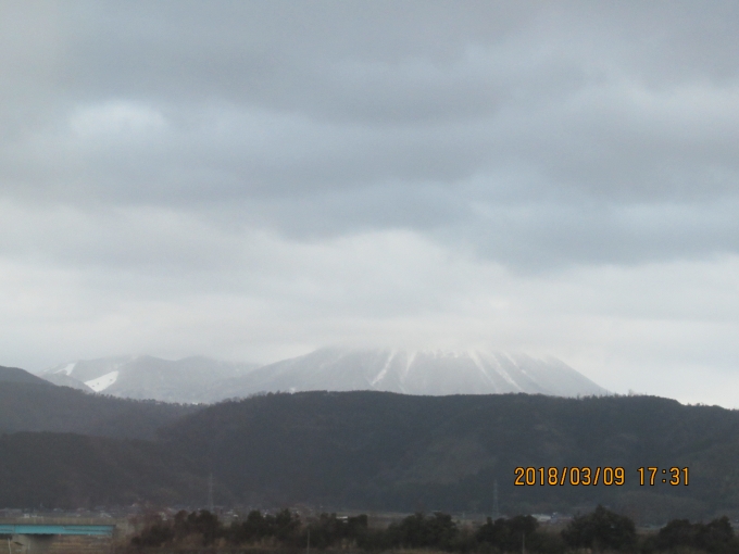 鉄道乗車記録の写真:車窓・風景(11)        「雲がかかった大山」