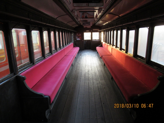 鉄道乗車記録の写真:列車・車両の様子(未乗車)(4)        「デハニ50形の車内。木製の床がいい感じ」