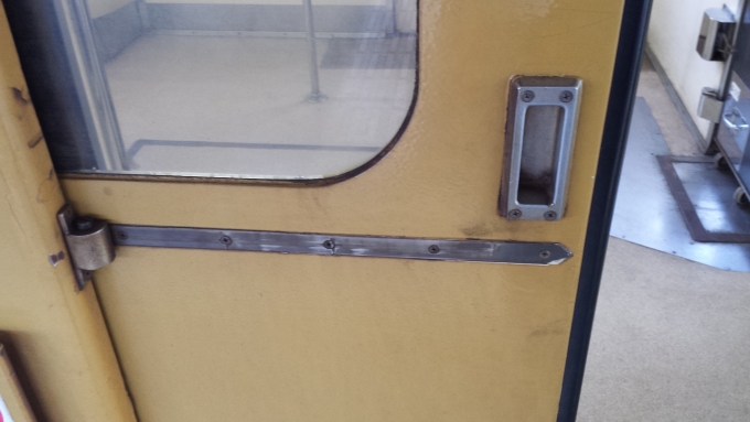 鉄道乗車記録の写真:車内設備、様子(3)        「扉は手動」