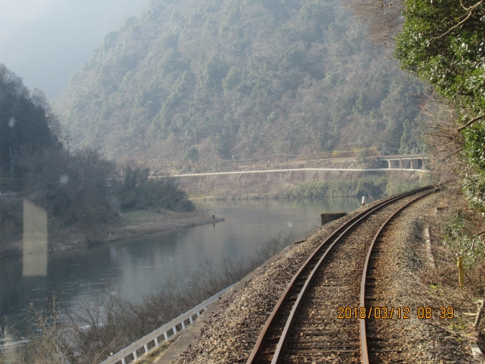 鉄道乗車記録の写真:車窓・風景(19)        「江の川ぞいをゆっくり走ります」