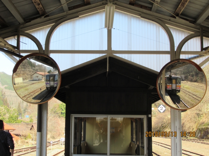鉄道乗車記録の写真:駅舎・駅施設、様子(2)        「ミラーに映る2つの車両」