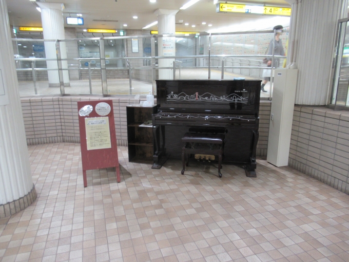 鉄道乗車記録の写真:駅舎・駅施設、様子(7)        「駅構内にはピアノがあった」