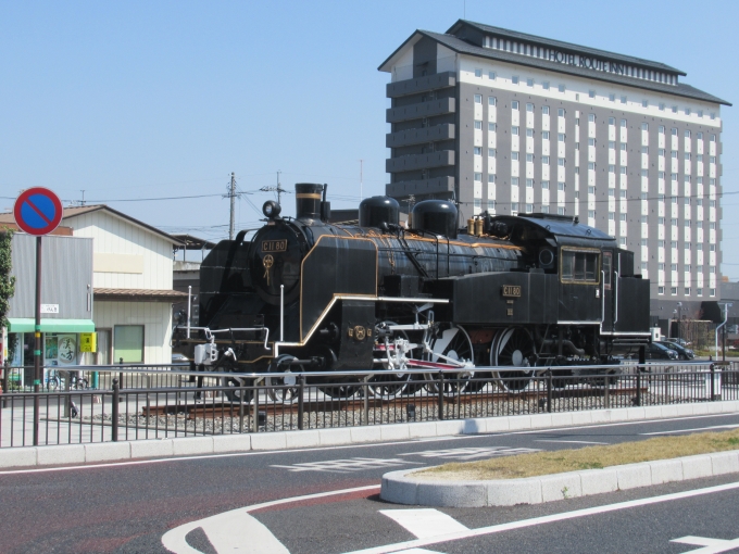 鉄道乗車記録の写真:列車・車両の様子(未乗車)(6)        「駅前のＣ11蒸気機関車」