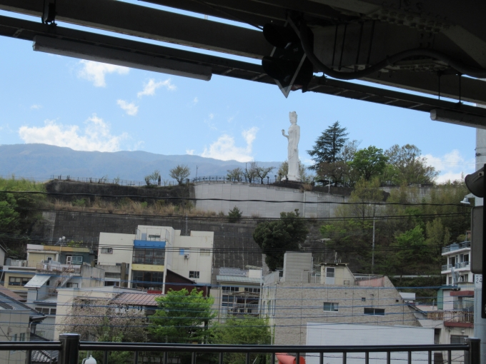 鉄道乗車記録の写真:車窓・風景(11)        「駅から見える大きな仏像。管理は大丈夫かと気になる」