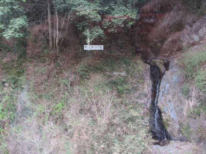 鉄道乗車記録の写真:車窓・風景(7)        「かじかの滝。カジカガエルの生息地として有名らしい」