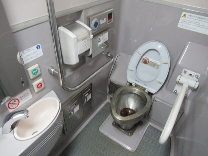 鉄道乗車記録の写真:車内設備、様子(3)        「トイレの様子。かなりきれい」