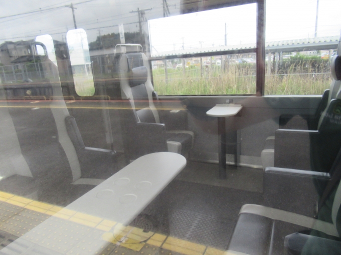 鉄道乗車記録の写真:列車・車両の様子(未乗車)(6)        「B.B.BASEの車内を窓越しに。シートが海外の車両風。」