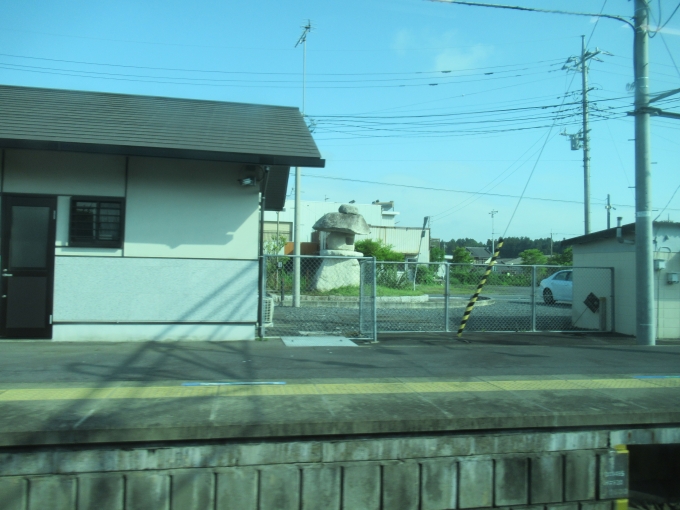 鉄道乗車記録の写真:駅舎・駅施設、様子(6)        「稲田駅前にある巨大な石灯籠。
調べると稲田御影石の産地らしい」