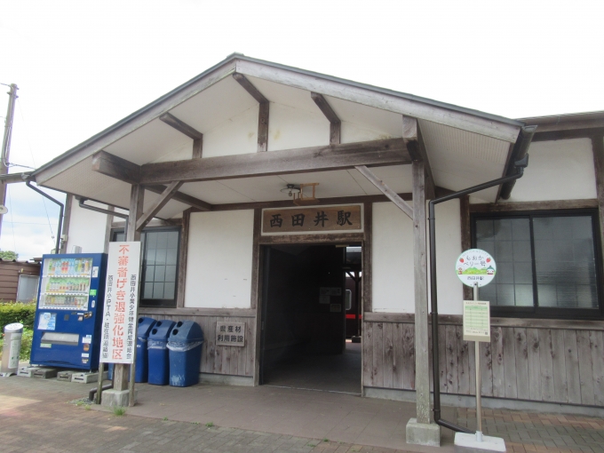 鉄道乗車記録の写真:駅舎・駅施設、様子(19)        「停車時間が長いので駅舎を撮影」