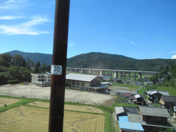 鉄道乗車記録の写真:車窓・風景(12)        「向こうから湖西線が合流」